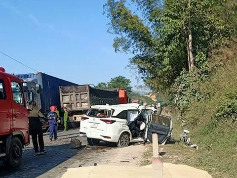 Ô tô 7 chỗ tông xe tải, 4 người tử vong, 2 người bị thương