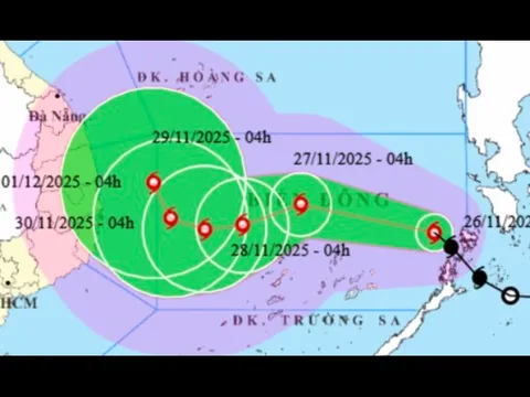 Biển Đông đón bão số 15, hướng di chuyển phức tạp