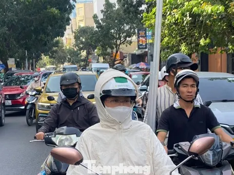 TPHCM se lạnh, người dân mặc thêm áo khoác để giữ ấm khi ra đường