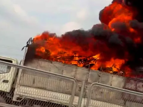 Xe tải bất ngờ bốc cháy dữ dội trên đường cao tốc Hàm Nghi – Vũng Áng