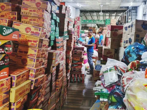 Người dân Hóc Môn góp 100 tấn hàng hóa hỗ trợ đồng bào vùng lũ