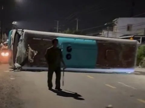 Xe chở công nhân bất ngờ lật ngang, hơn 10 người nhập viện