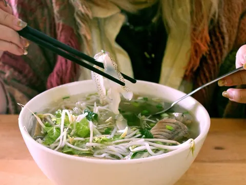 Nhớ Nha Trang, quán bún cá thổn thức nỗi xa quê của những người con miền biển