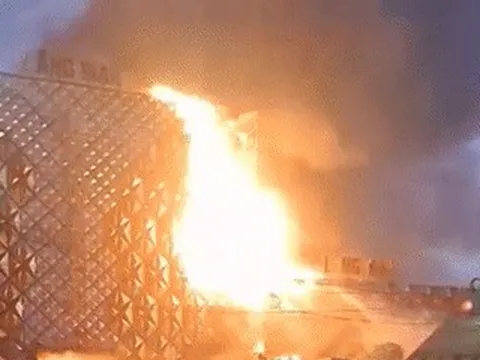 Cháy quán karaoke, cảnh sát đeo bình dưỡng khí tiếp cận bên trong