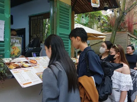 Quán xôi Bắc ở "khu nhà giàu" TPHCM gây sốt, khách đợi 1 tiếng mới có chỗ