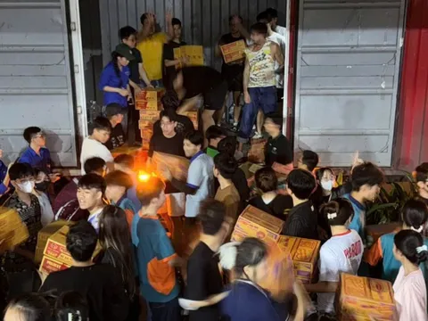 Nườm nượp người đến Cung văn hóa Lao động TP.HCM phụ giúp sắp xếp, chuyển hàng hỗ trợ vùng lũ