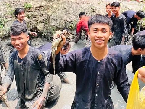 Du khách du lịch miền Tây: Tát mương, bắt cá, tìm lại vị quê xưa