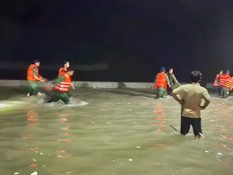 Sóng lớn cuốn mất tích một ngư dân khi vớt neo trước bão số 15