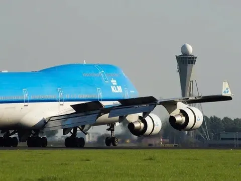 Máy bay đang lăn bánh, cửa thoát hiểm đột ngột mở tung: Nguyên nhân bất ngờ