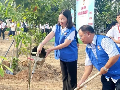 Trồng 500 cây xanh ở phường Chánh Hiệp, TPHCM