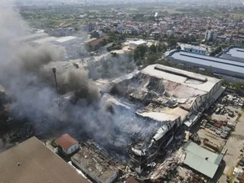 Cháy tại KCN Bắc Ninh âm ỉ gần một ngày, lực lượng chức năng nỗ lực khống chế