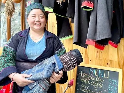 Không còn cảnh chờ khách du lịch, người phụ nữ Mông giúp cả bản đổi đời nhờ chuyển đổi số