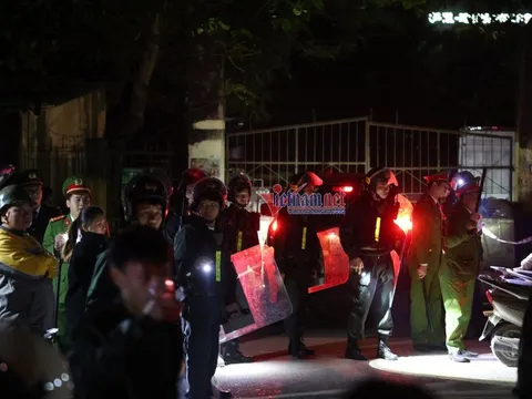 Công an Lạng Sơn phong tỏa lối vào Trạm Quản lý thị trường số 4