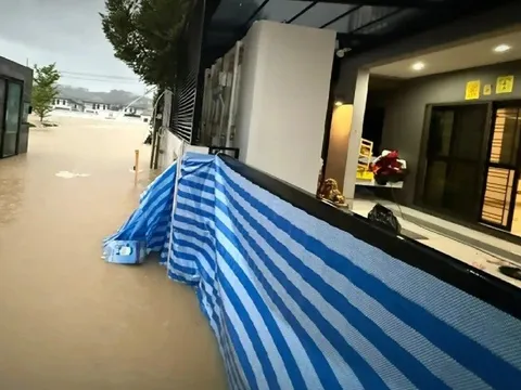 Cách bảo vệ “ngôi nhà duy nhất không bị ngập” ở vùng lụt Thái Lan