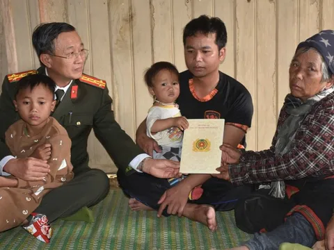 Lãnh đạo Công an Đà Nẵng thăm gia đình đôi vợ chồng mất tích hơn nửa tháng