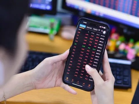 Bạc lập đỉnh, vàng tăng giá trở lại, dòng tiền chứng khoán vì đâu 'mất hút'?