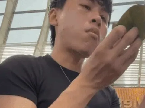 Khách ở sân bay tại TPHCM cố ăn 30 cái bánh bột lọc vì bị cấm mang tới Nhật