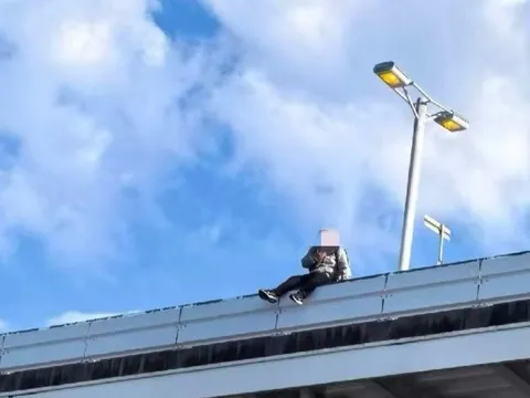 Du khách trẻ ngồi trên lan can tầng 4 ở sân bay, bất ngờ rơi xuống tử vong