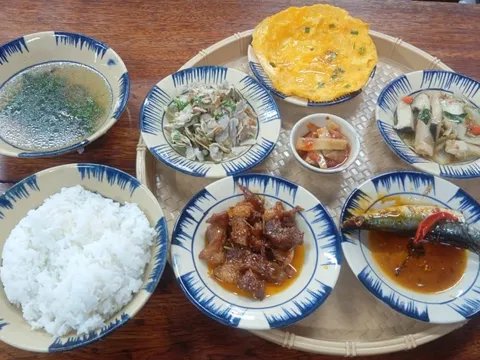 Mâm cơm 50.000 đồng 6 món: Ở Huế bảo thế là thường