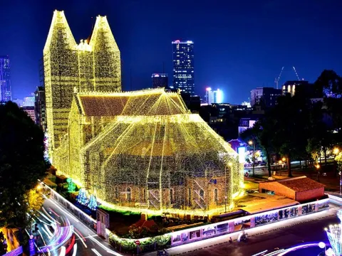Nhà thờ Đức Bà lên đèn đón Giáng sinh, người dân nô nức đến check-in