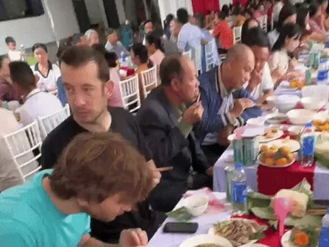 Đạp xe ở Lào Cai, hai khách Tây được gia chủ mời vào ăn tiệc hỏi cưới