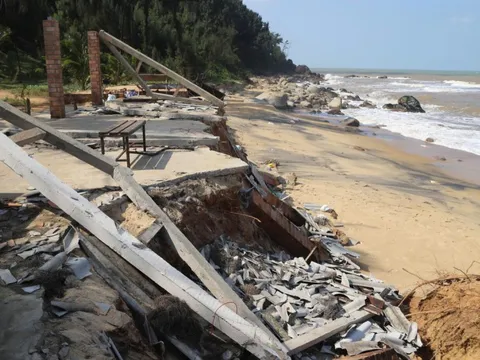 Bãi biển đẹp hoang sơ ở Huế tan nát, nguy cơ xoá sổ do thiên tai liên tiếp