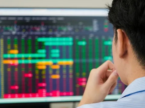 Cổ phiếu ngân hàng bất ngờ 'nổi sóng', chứng khoán bay cao