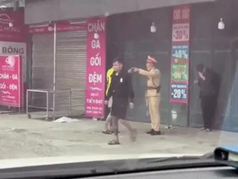 Cán bộ CSGT ngăn chặn 2 kẻ xăm trổ hành hung nam thanh niên giữa đường