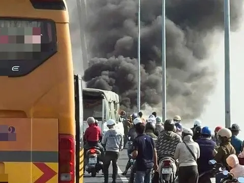 Ô tô cháy ngùn ngụt trên cầu Rạch Miễu, tài xế vội mở cửa thoát thân