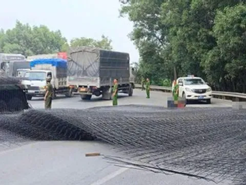 Thép rơi tứ tung trên cầu nối Đồng Nai - TPHCM, hai người nhập viện