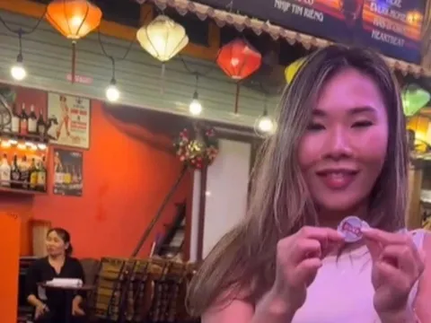 Hành vi gây tranh cãi của khách Mỹ ở phố đường tàu Hà Nội