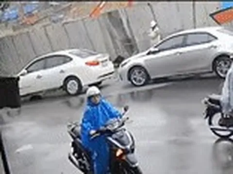 Khoảnh khắc mặt đường sụp xuống ‘nuốt chửng’ 2 ô tô ở trung tâm Đà Nẵng