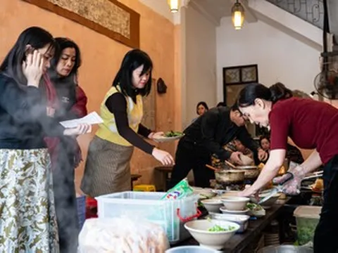 Khách Tây, khách ta xếp hàng, tự phục vụ đồ chay trong căn nhà cổ ở Hà Nội