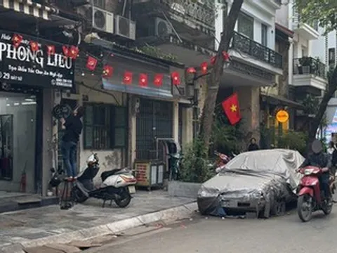 Hà Nội: Ô tô bị 'bỏ quên' nhiều năm trên phố Bát Sứ được cẩu kéo đi nơi khác