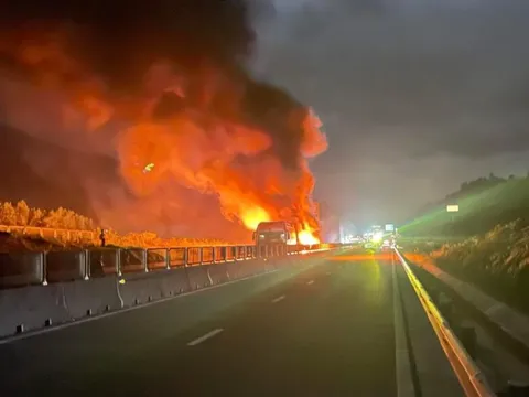 Clip 3 ô tô lao vào nhau rồi cùng bốc cháy ngùn ngụt trên đường cao tốc Vân Phong – Nha Trang