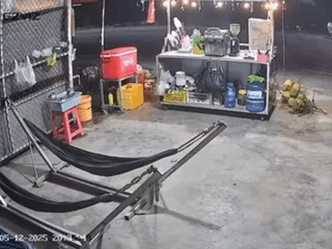 Ba thanh niên uống nước ven đường bị xe khách tông, hai người tử vong