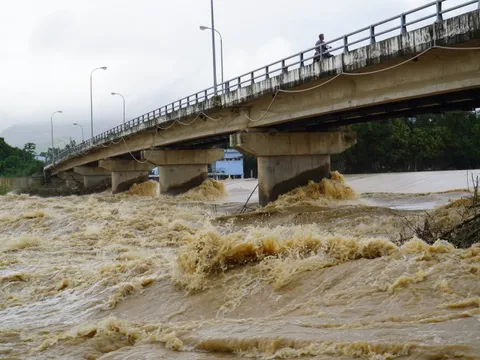 CLIP: Nước sông Cái Nha Trang đổ về ào ào