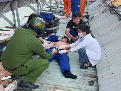 Cán bộ công an ở TPHCM cứu một thanh niên bị điện giật trên mái nhà