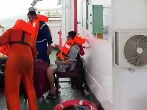 Giải cứu khẩn cấp 13 thuyền viên Việt Nam trên tàu hàng nghiêng ở vùng biển Malaysia