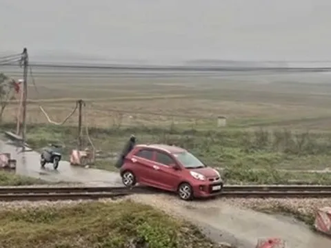 Phút 'thót tim' khi đoàn tàu lao đến gặp ô tô chết máy trên đường ray