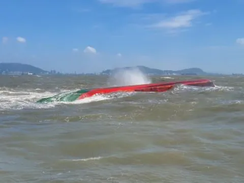 Sà lan chở 3 người bất ngờ chết máy, lật úp ở biển Vũng Tàu