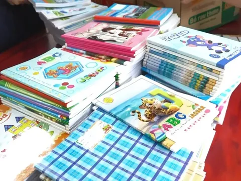 Gom góp yêu thương tặng bạn sau bão lũ