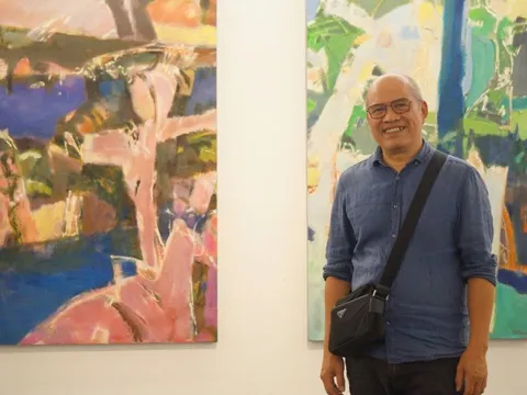 Đỗ Minh Tâm ngồi hát trên đồi