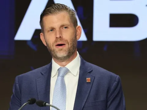 Giàu gấp 10 lần sau khi cha trở lại Nhà Trắng, con trai ông Trump úp mở tranh cử tổng thống