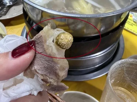 Quán bò nhúng dấm nổi tiếng ở Hà Nội bị khách tố có dòi trong miếng thịt bò