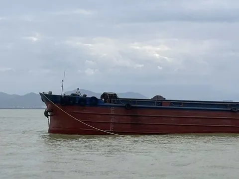 Giải cứu một thuyền viên lênh đênh trên vịnh Đà Nẵng