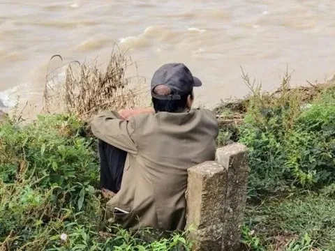 Rơi nước mắt cảnh người cha ngồi bên bờ sông, chờ tin con gái mất tích suốt một tuần