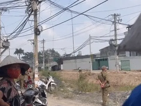 Đứng chờ con tan học, người đàn ông phát hiện thi thể nam giới dưới kênh ở TPHCM