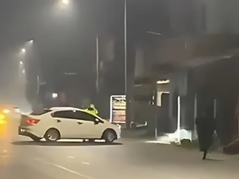 Nam tài xế vi phạm nồng độ cồn, còn liều lĩnh lao thẳng vào CSGT