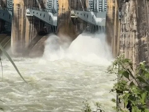 Người dân chui rào livestream cảnh thủy điện lớn miền Nam xả lũ